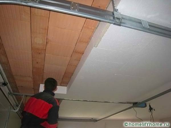 Утепление потолка в доме с холодной крышей: выбор утеплителя, расчёт толщины и монтаж своими руками