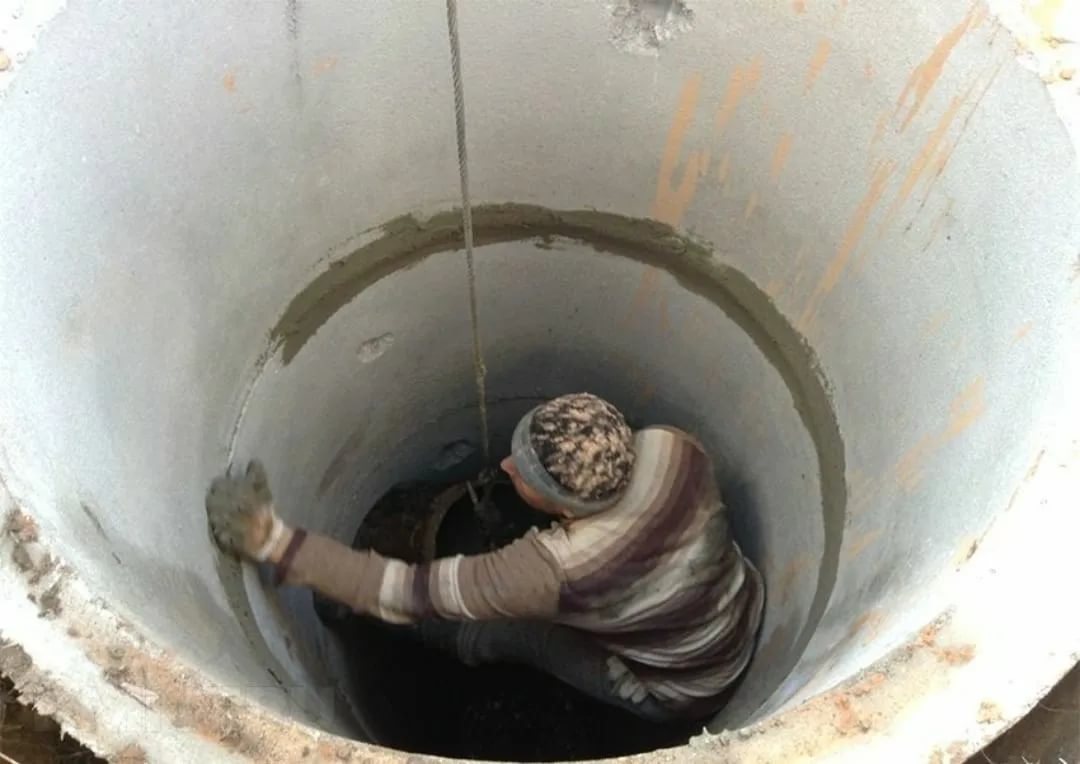 Очистка канализационных колодцев: чистка, откачка, промывка