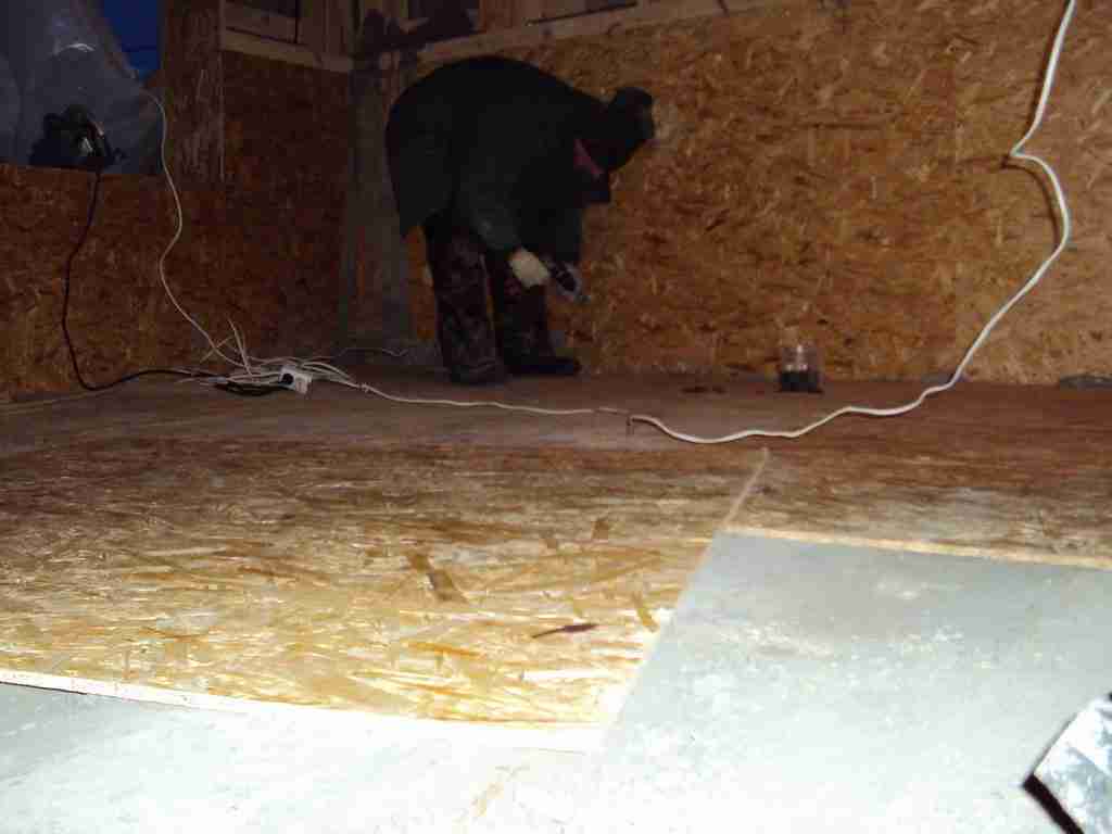 Как покрыть пол фанерой на деревянный пол