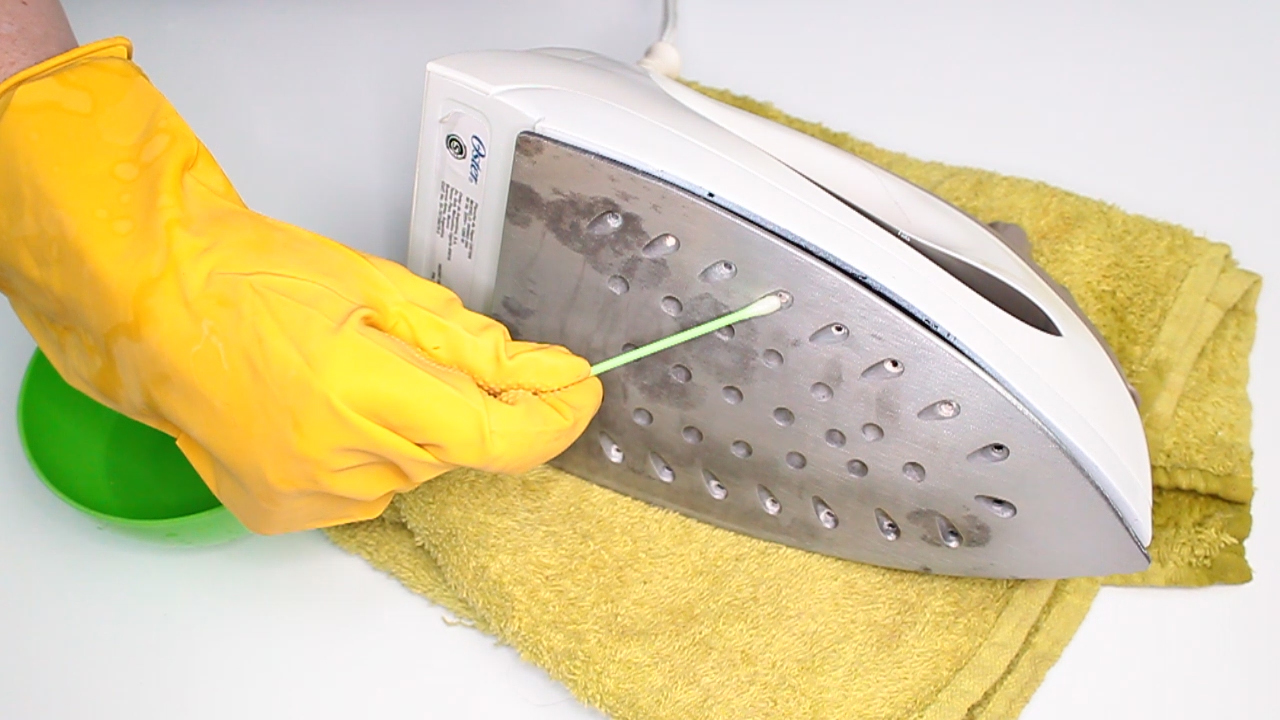 Как очистить утюг от пригоревшей ткани: топ лучших способов