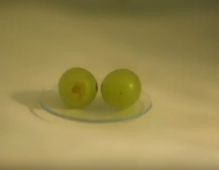 Почему виноград искрит в микроволновке