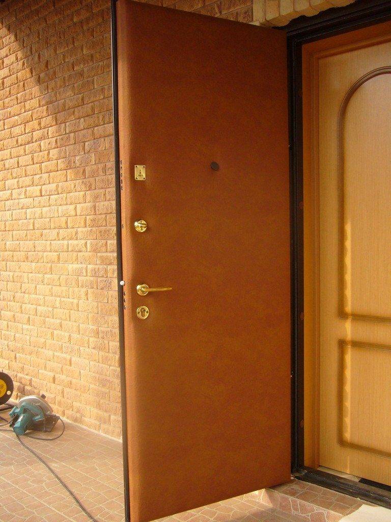 Как утеплить деревянную дверь: как правильно уплотнить входную изнутри