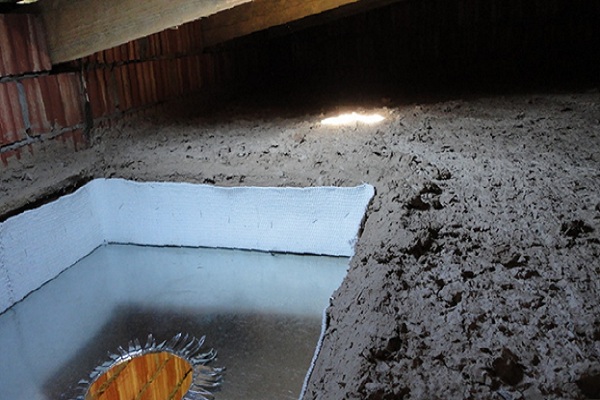 Утепление потолка опилками с глиной, цементом, известью и другими веществами