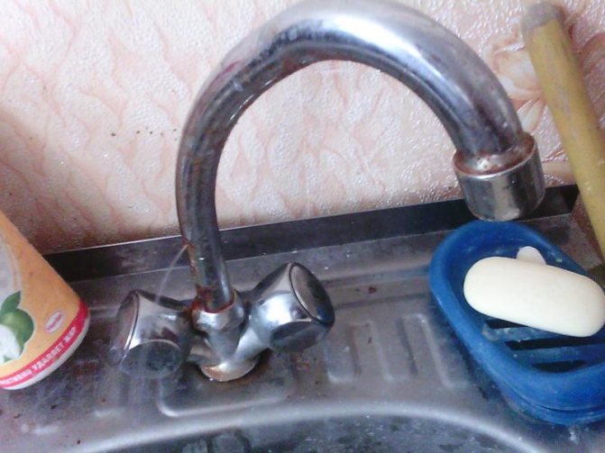 Течет кран в ванной и на кухне: причины, как починить, что делать