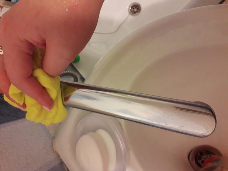 Жёлтый налёт на ванне: как очистить её в домашних условиях