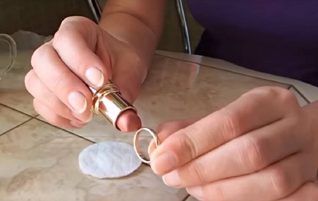 Как почистить серебряное кольцо в домашних условиях быстро и эффективно