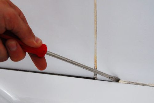 Как убрать старый герметик в ванной? как удалить присохшие остатки с плитки, как очистить и чем отмыть, как быстро снять герметик в домашних условиях