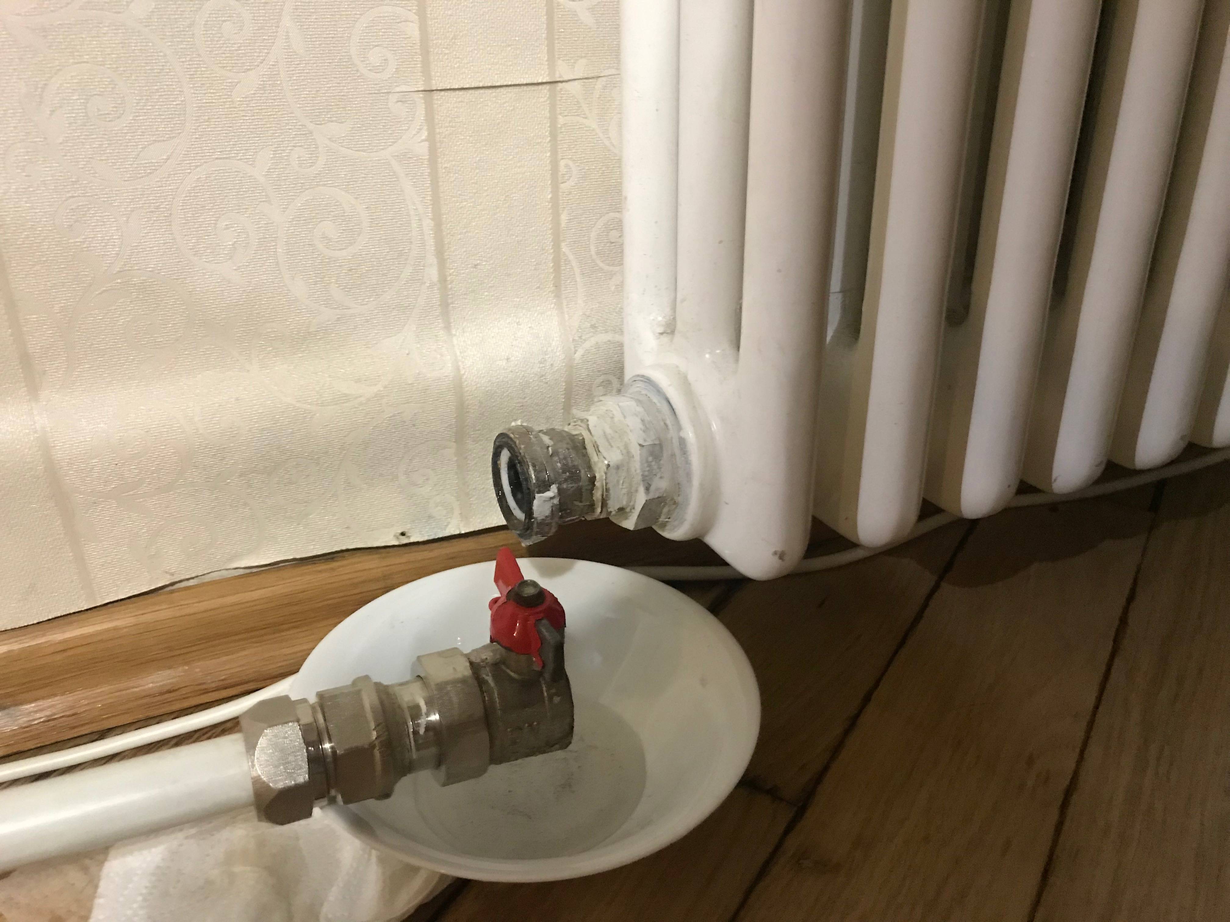 Как правильно открывать радиаторы отопления. как перекрыть батарею в квартире
