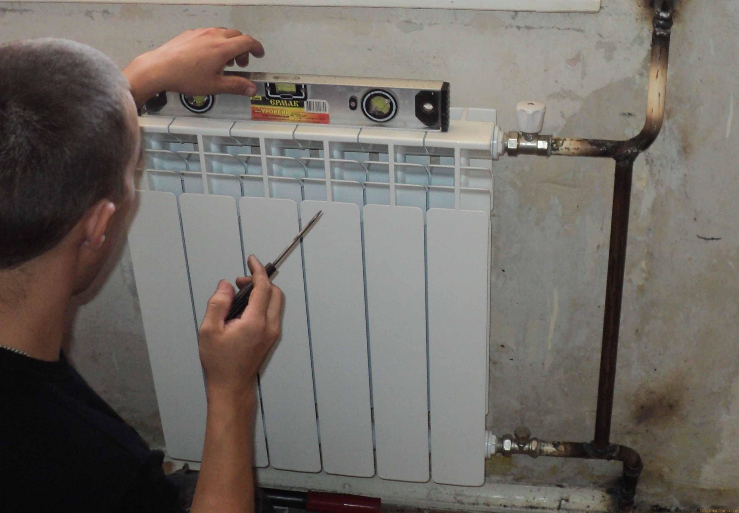 Установка радиаторов отопления: монтаж батарей, своими руками в квартире, самостоятельно по видео в частном доме