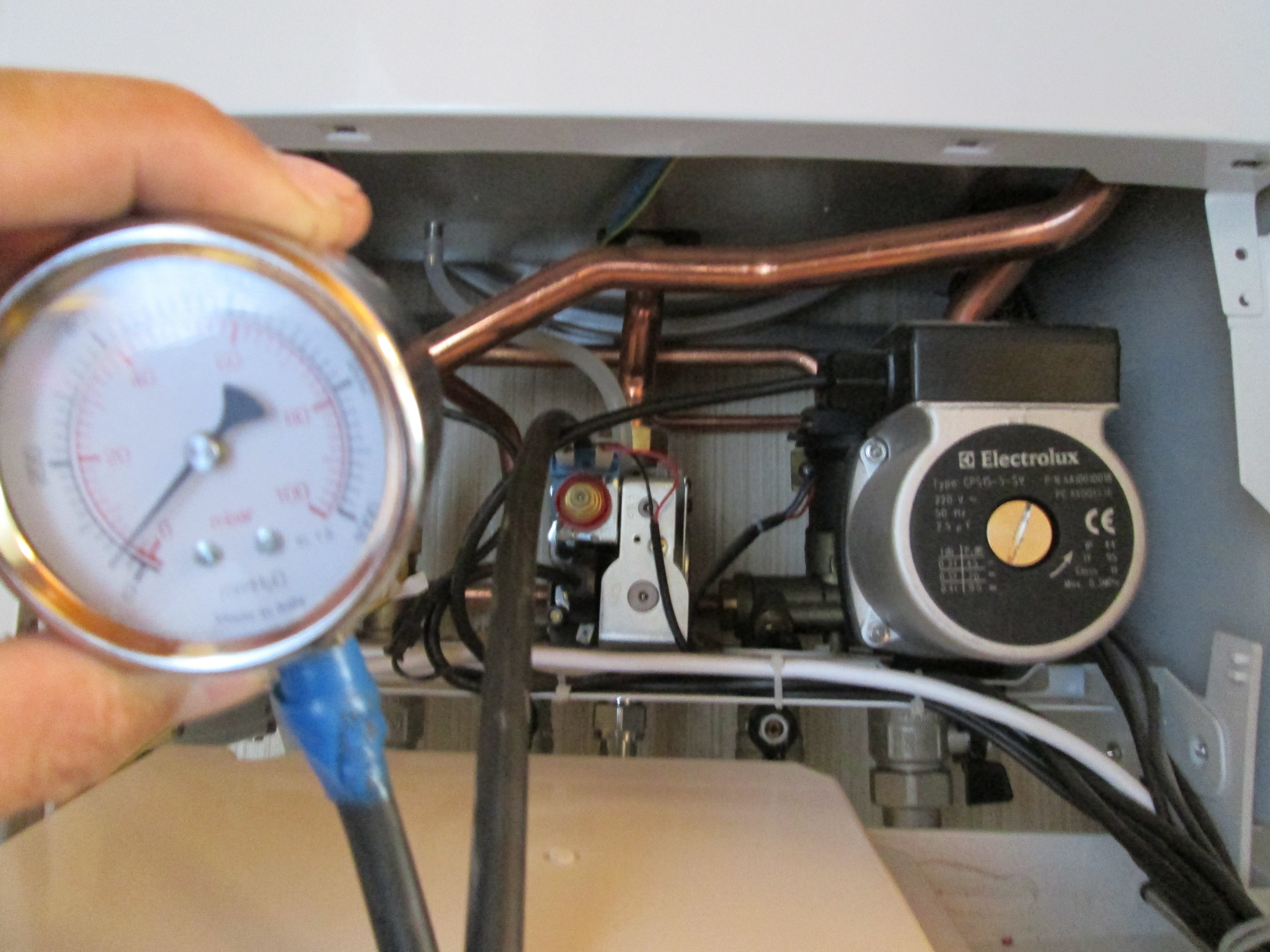 Почему падает или повышается давление в закрытой системе отопления