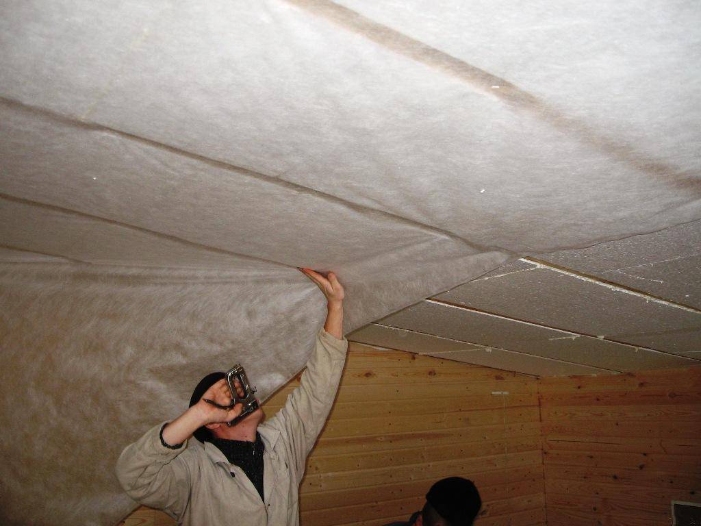 Тонкости утепления потолка в доме с холодной крышей