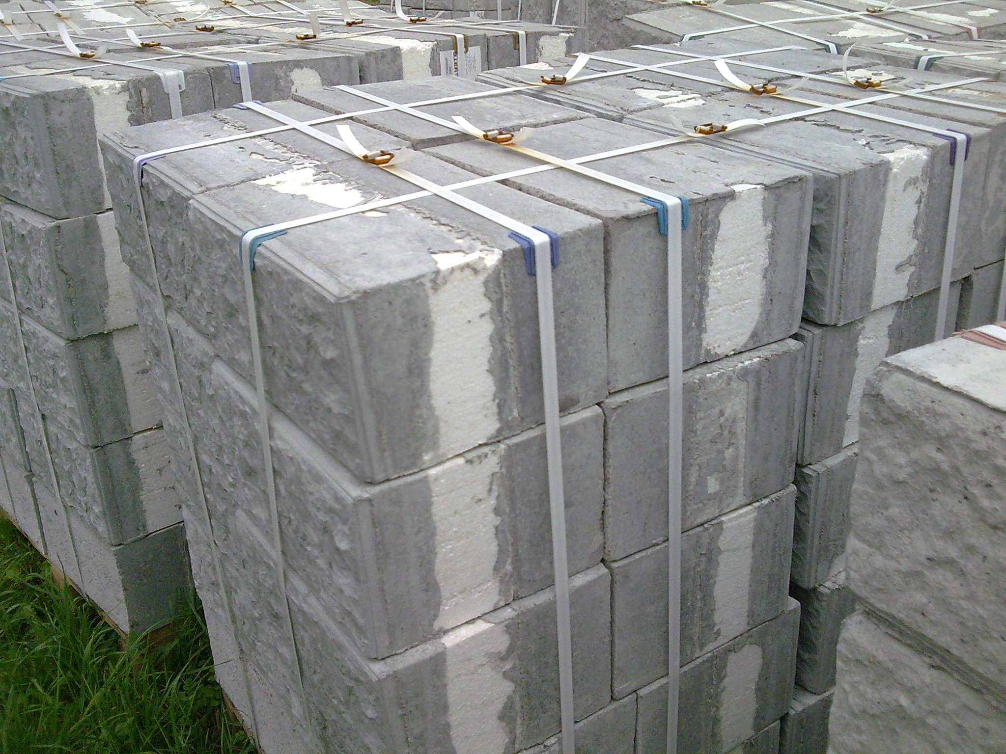Стеновые блоки с облицовкой и утеплителем для строительства