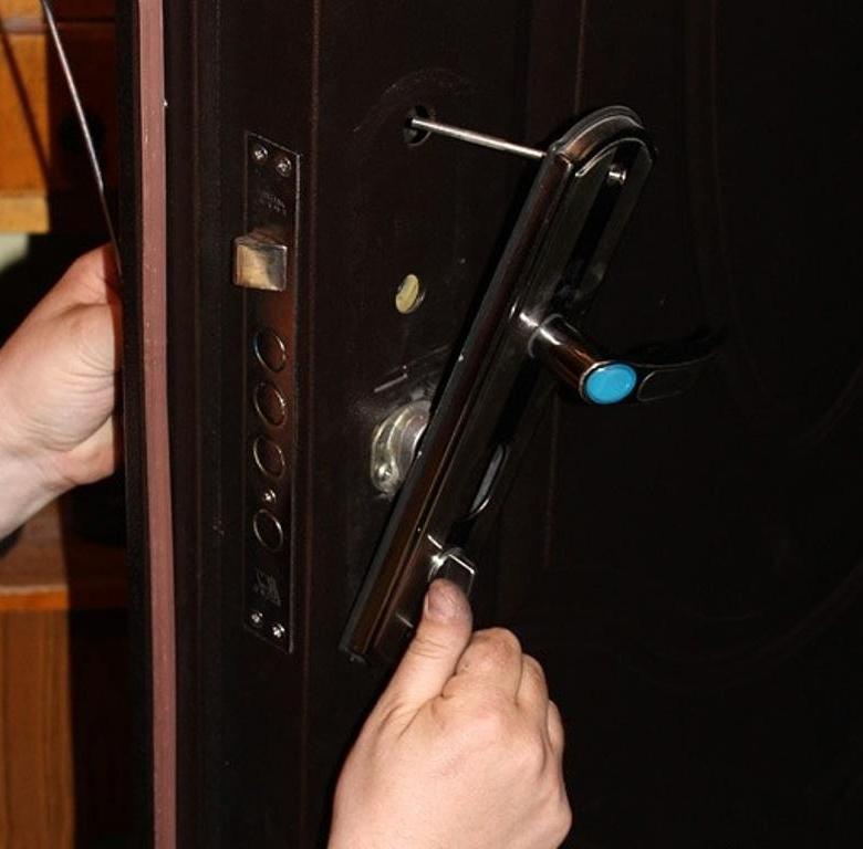 Чем лучше утеплить входные двери в частном доме своими руками: выбираем утеплитель (самоклеющийся, войлок, дермантин), видео