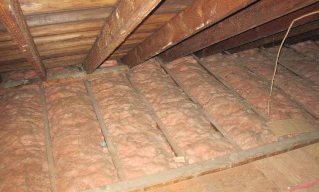 Как правильно утеплить потолок под холодной крышей своими руками: материалы и пошаговое руководство + фото