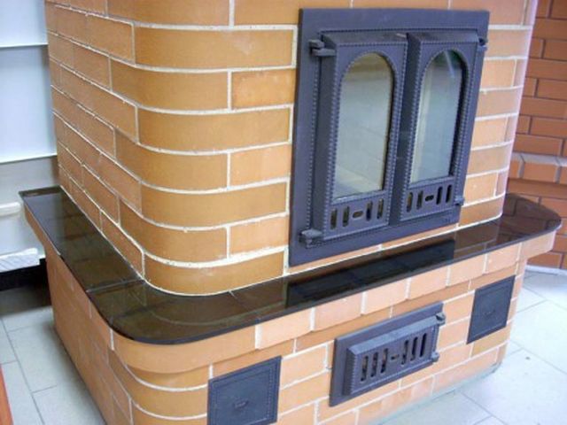 Каминные и печные дверцы: металлические и стеклянные варианты, методы установки на домашний камин или печь