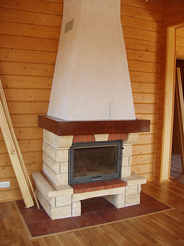 Камин в деревянном доме, практика установки различных каминных систем
