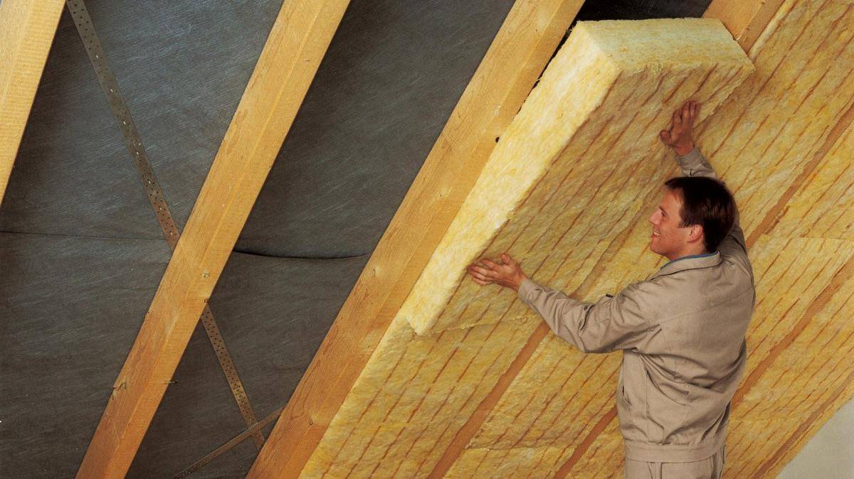 Как утеплить потолок, а также правильно защитить крышу от холода изнутри частного деревянного дома своими руками с помощью минваты и других материалов?