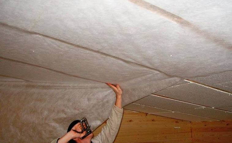 Как и чем утеплить потолок в квартире изнутри?