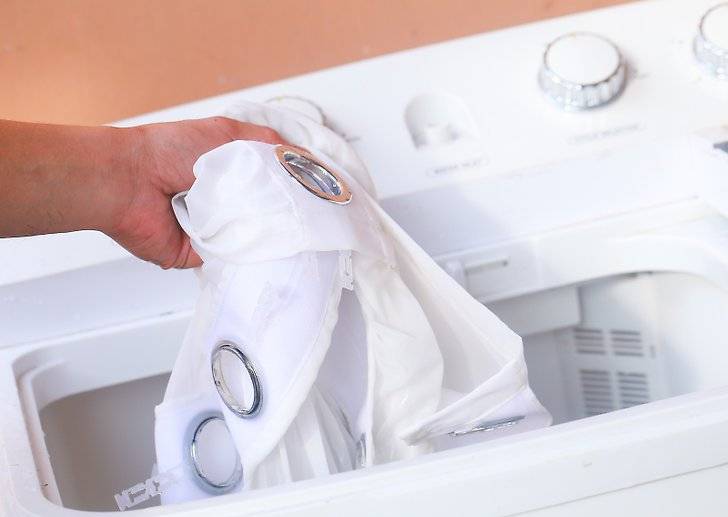 Рулонные шторы из ткани: как стирать не снимая в домашних условиях, чем можно чистить