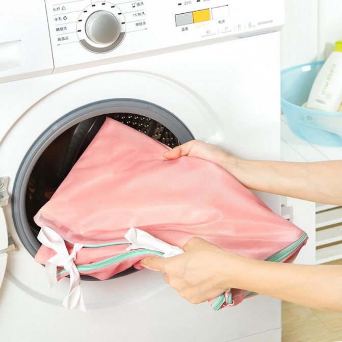 Как отмыть штору в ванной: можно ли стирать в машинке?