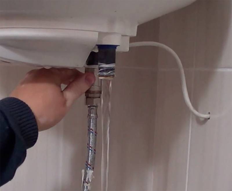 Как правильно и быстро слить воду с водонагревателя