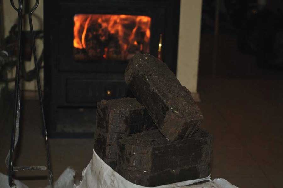 Брикеты торфяные топливные и древесные: прессованные и производство, отопление