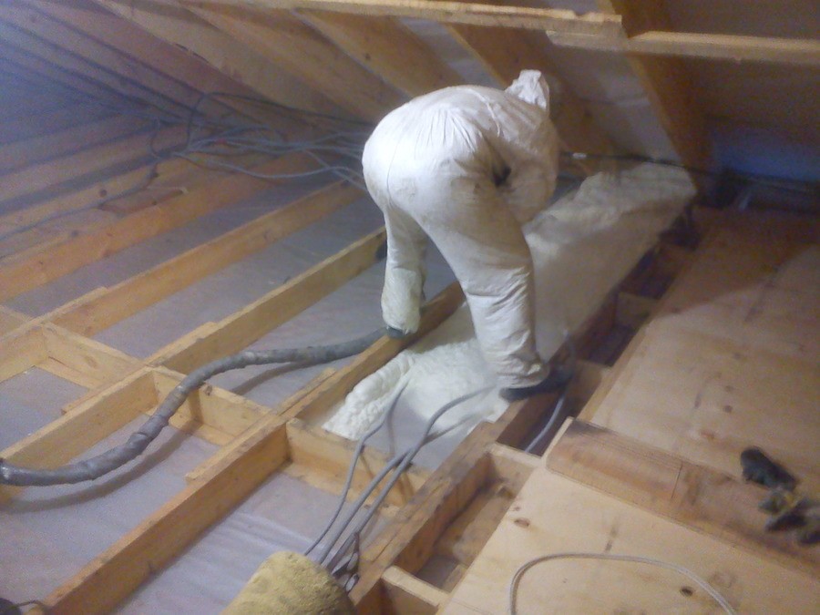 Как утеплить потолок в деревянном доме?