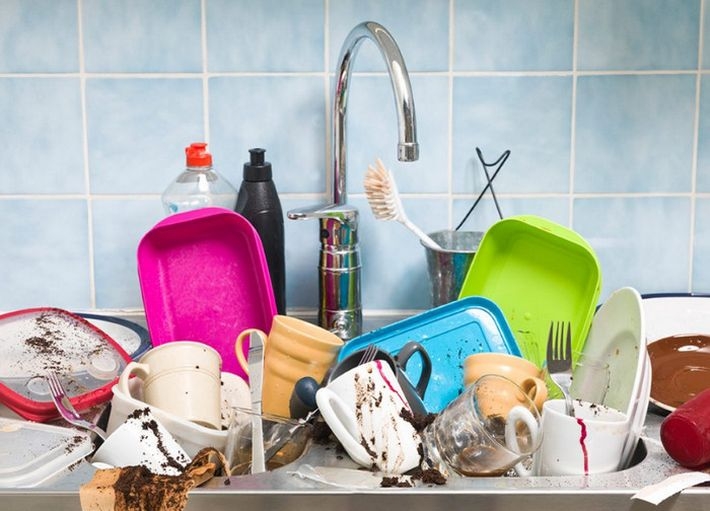 Как мыть посуду вручную и в посудомойке: советы и средства