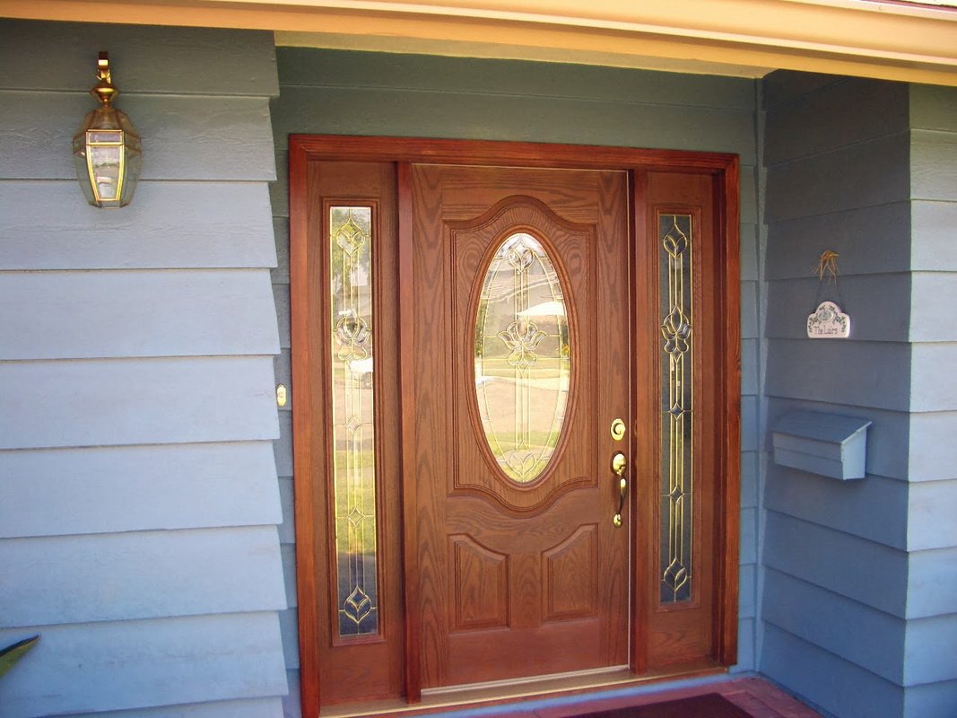 Особенности установки входной двери в проем деревянного дома