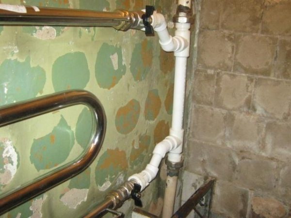 Перенос полотенцесушителя: можно ли перенести на другую стену и как это сделать в ванной, согласование под перепланировку