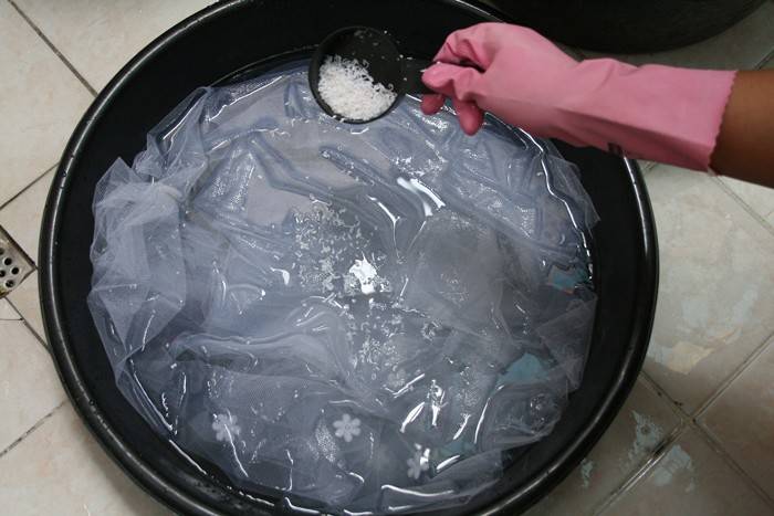 Как стирать тюль, чтобы был белый: в стиральной машине автомат, с солью