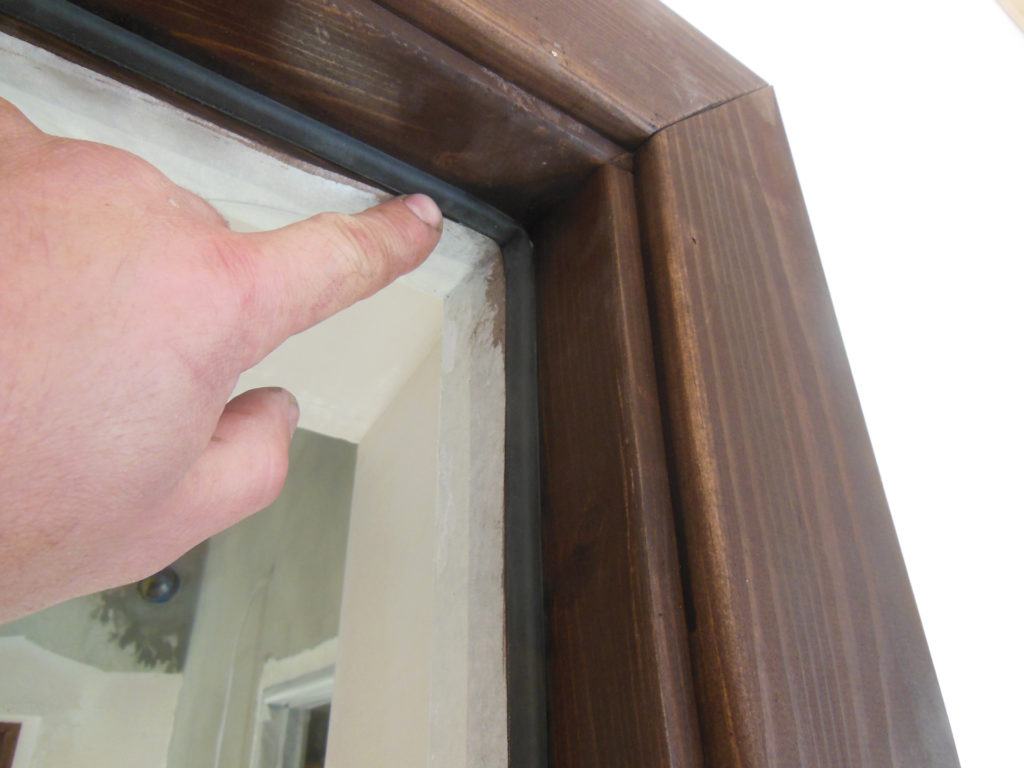 Как заделать входную дверь после установки: как убрать дырки, щели, чем обшить косяки, дверной проем,  как прикрепить мдф или другой материал на откосы?