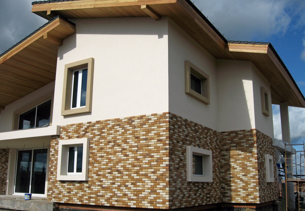Рациональная отделка фасада частного дома: фото и обзор современных облицовочных материалов, сравнительный анализ цен