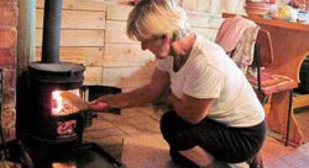 Как растопить печку дома сырыми дровами быстро, как разжечь печь