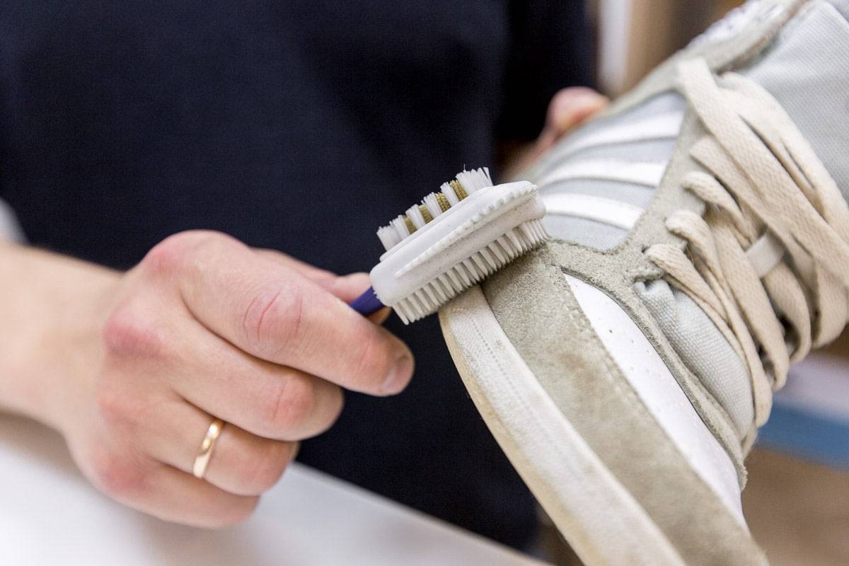 Как почистить белую обувь в домашних условиях