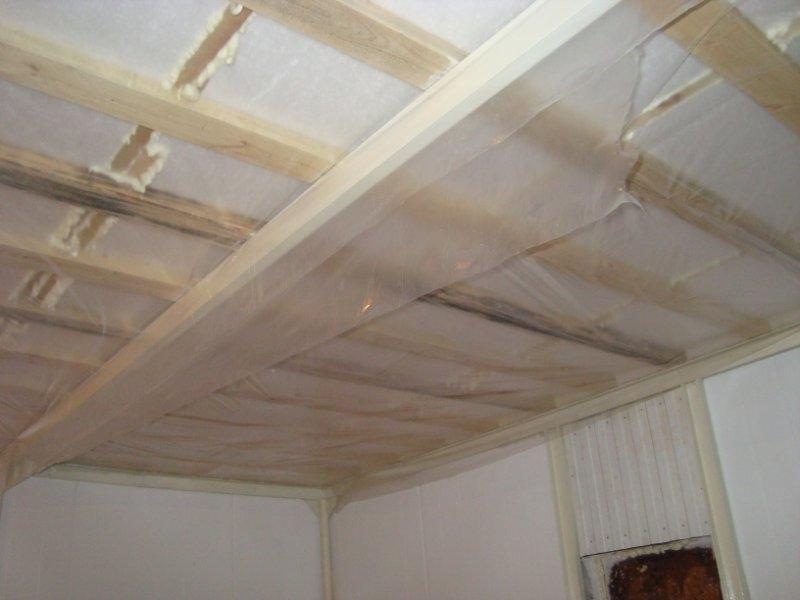 Как правильно положить пароизоляцию на потолок с стороны чердака?