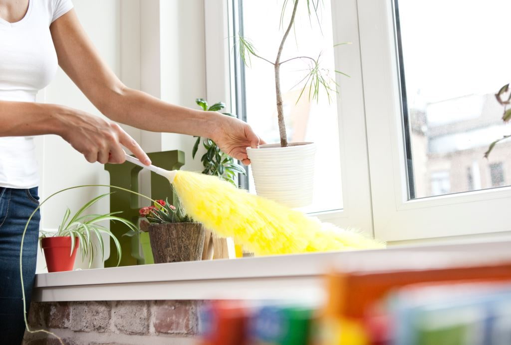 Самые распространенные ошибки при уборке квартиры: злоупотребление агрессивными очистителями, вытирание пыли