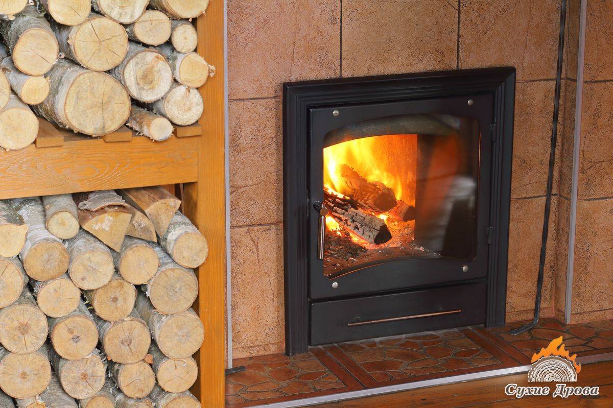 Можно ли топить печь сырыми дровами: полезная информация