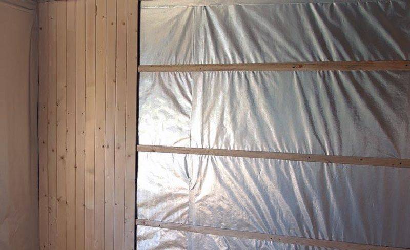 Как утеплить вагонкой дом, баню, балкон, гараж: каким образом правильно проводить работы, чем покрыть обшитую поверхность стен и потолка постройки?