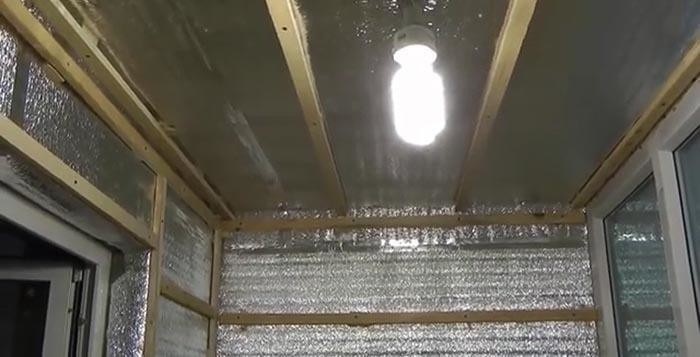 Как изолировать и утеплить потолок на крытом балконе