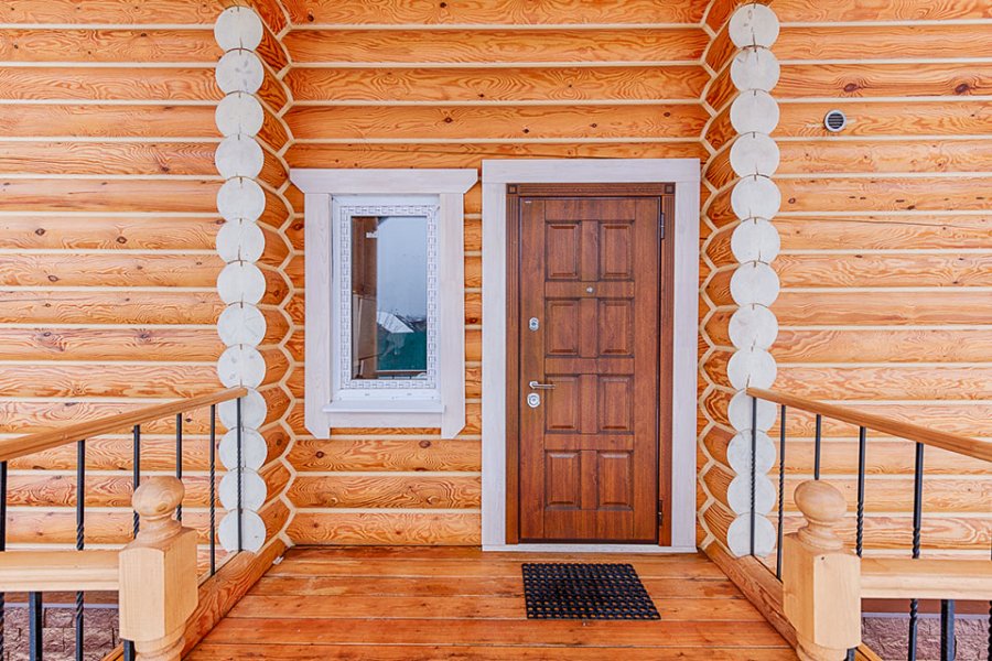 Входные деревянные двери для частного дома (43 фото): уличные теплые дубовые двери для загородного дома