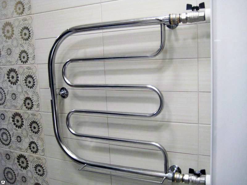 Полотенцесушитель в ванной. выбираем между электрическим и водяным решениями