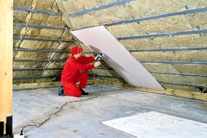 Утепление мансарды изнутри, если крыша уже покрыта: выбор материала и порядок работ
