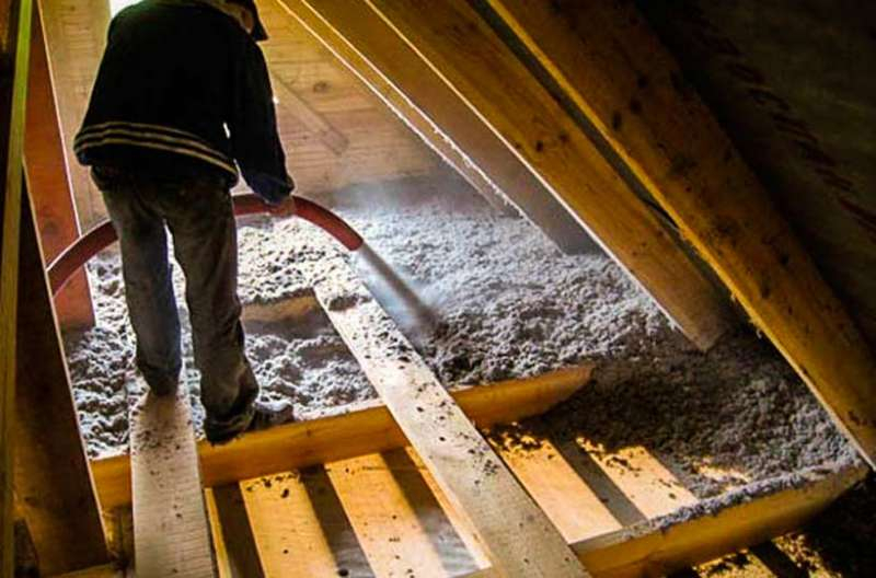 Утепление потолка в частном деревянном доме изнутри и снаружи: выбор лучшего материала и нюансы монтажа