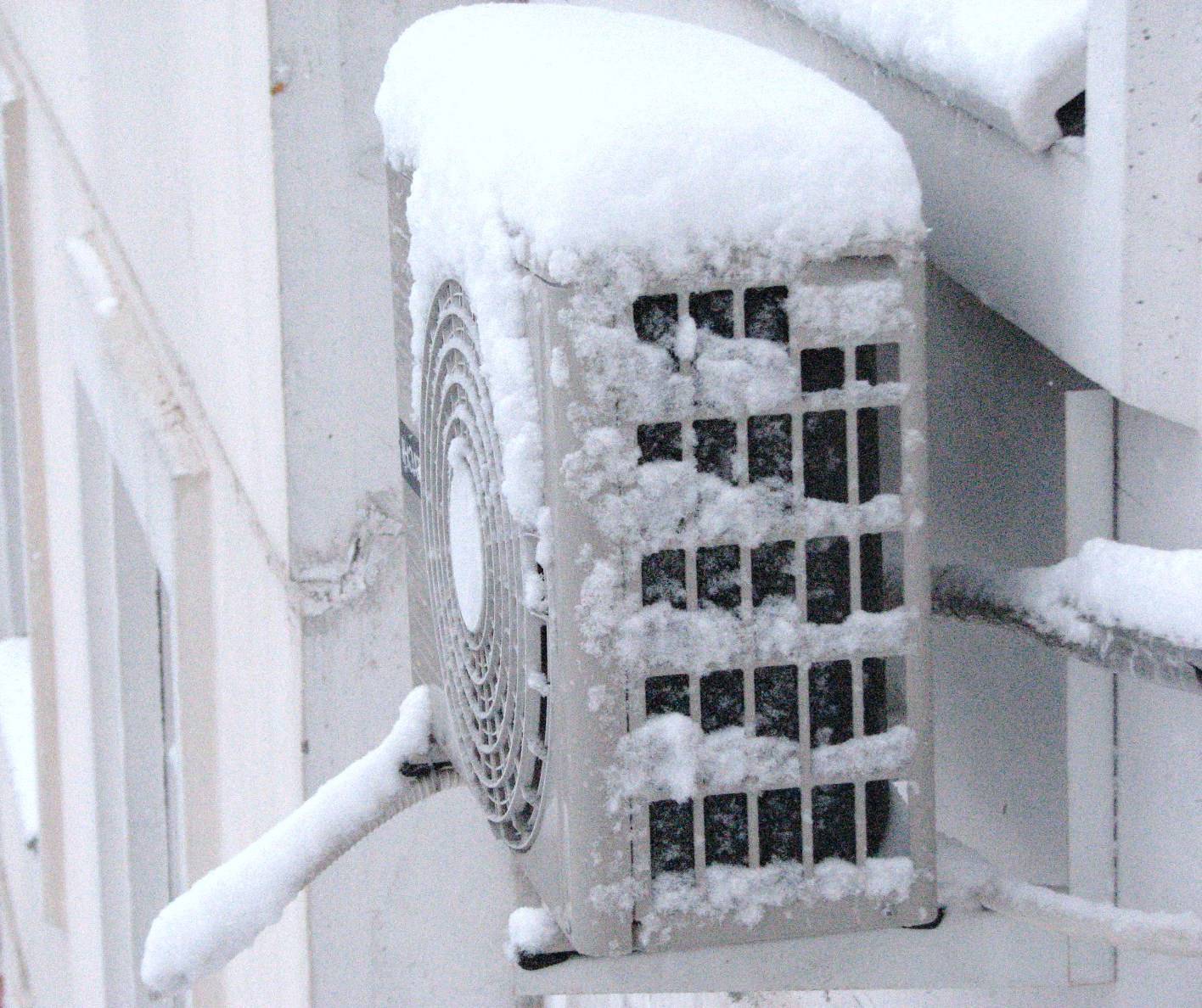 При какой минусовой температуре можно включать кондиционер на обогрев и тепло зимой