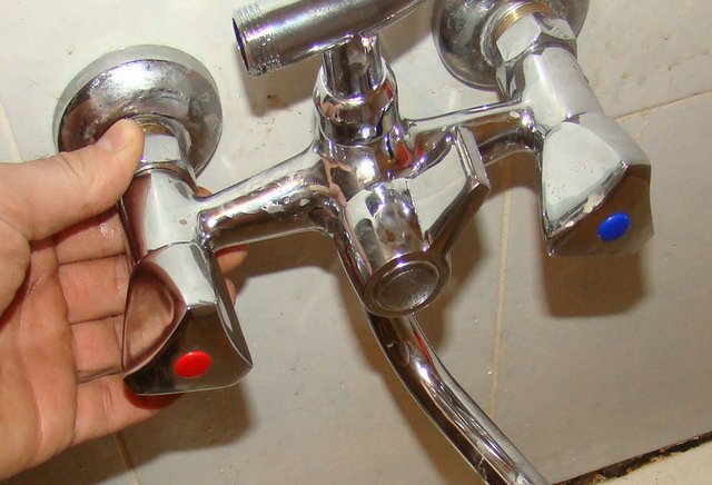 Как поменять смеситель в ванной? наиболее частые поломки кранов и способы их устранения