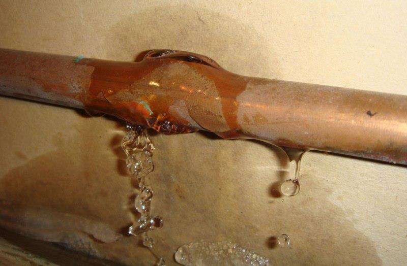 Как самостоятельно заделать течь в трубе отопления без слива воды