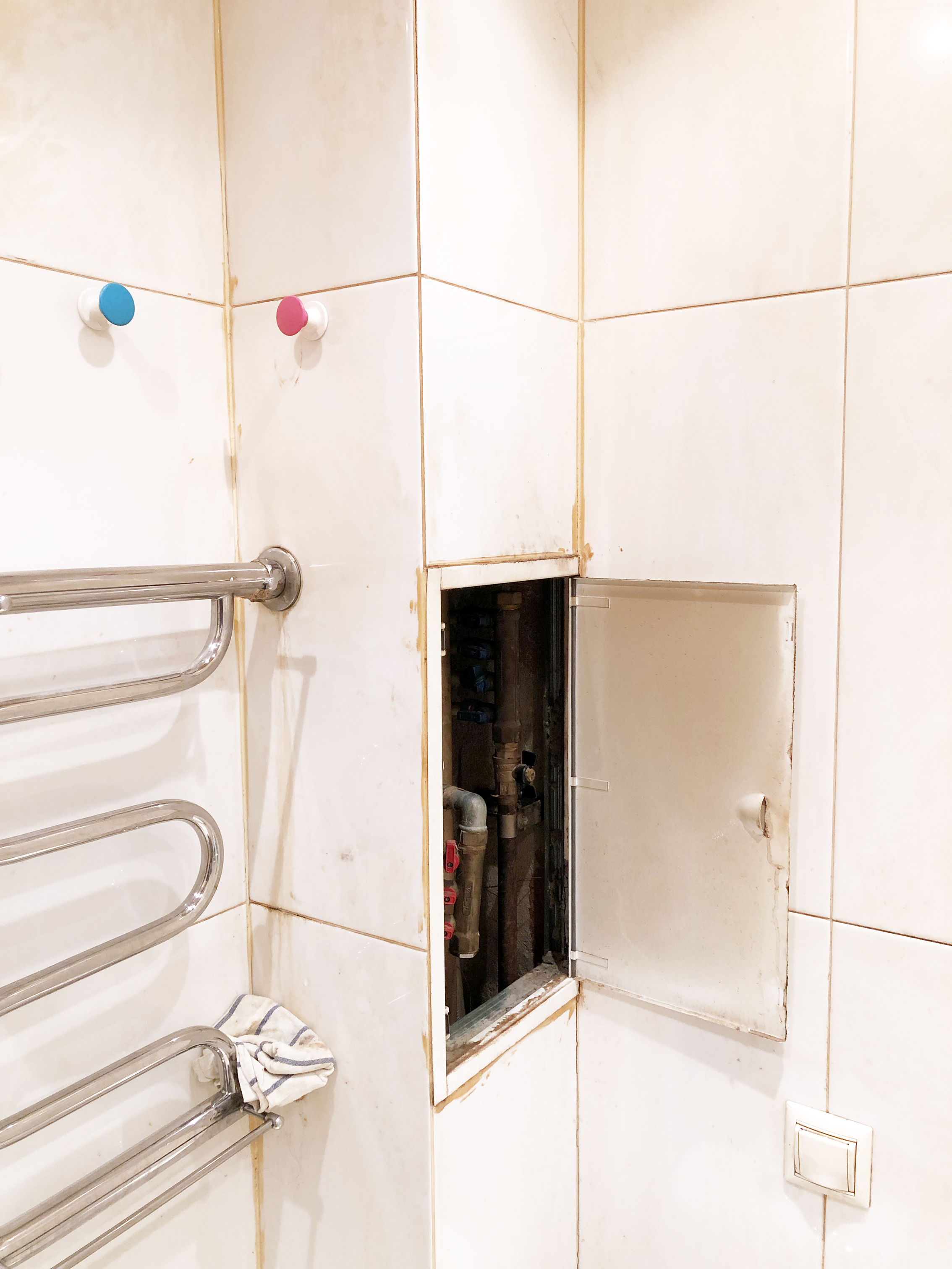Как спрятать трубы в ванной? 88 фото чем можно закрыть, как сделать короб, как спрятать стояк в комнате и как скрыть канализационные, чтобы был доступ