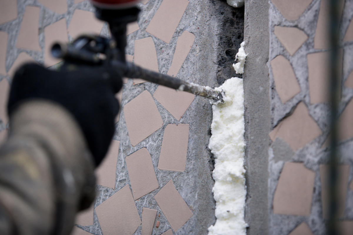 Утепление пеной: утепление полиуретановой монтажной пеной стены дома и крыши, заполнение воздушной прослойке между кладкой
