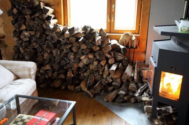 Как правильно топить печь дровами, чтобы было тепло?